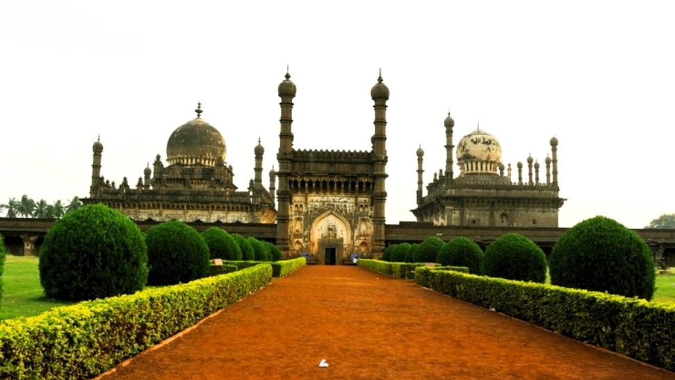 Jamia Masjid is one of the best places to visit in Kashmir