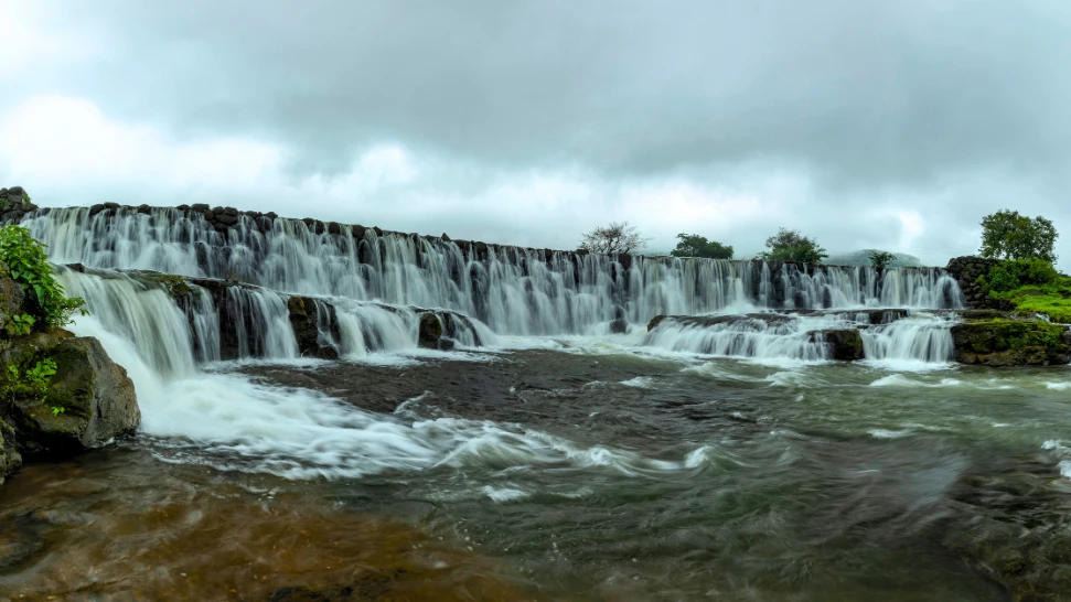 Bhandardara hill station near Mumbai with lake, mountains and waterfalls