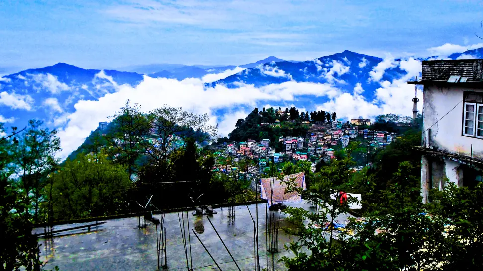 Darjeeling is One of The Best Honeymoon Destinations In India In Summer