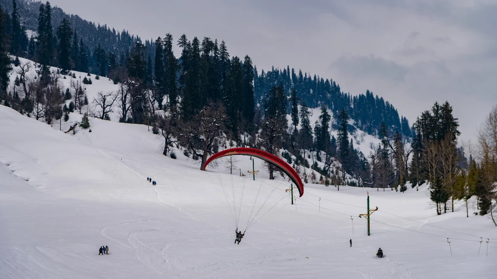 Paragliding In Solang Valley is One of The Best Things To Do in Manali in Honeymoon