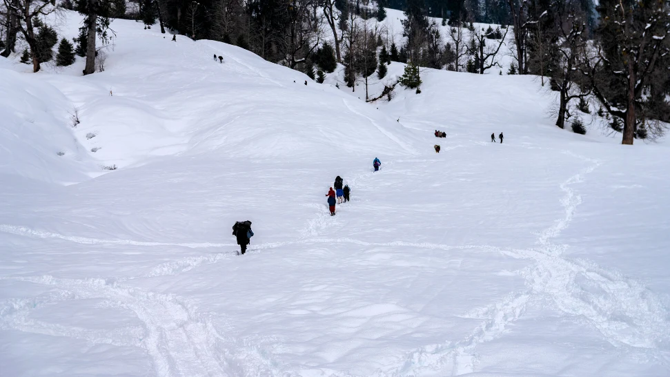 Skiing In Manali At Solang Valley is One of The Best Things To Do in Manali in Honeymoon