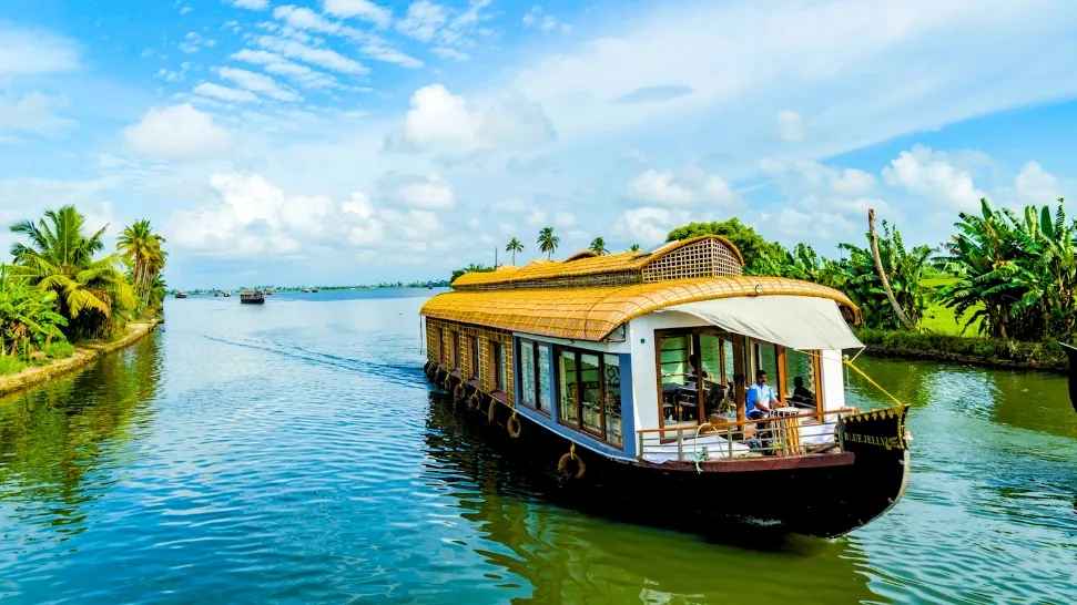 Munnar and Alleppey is One of The Best Honeymoon Places in India in Winter