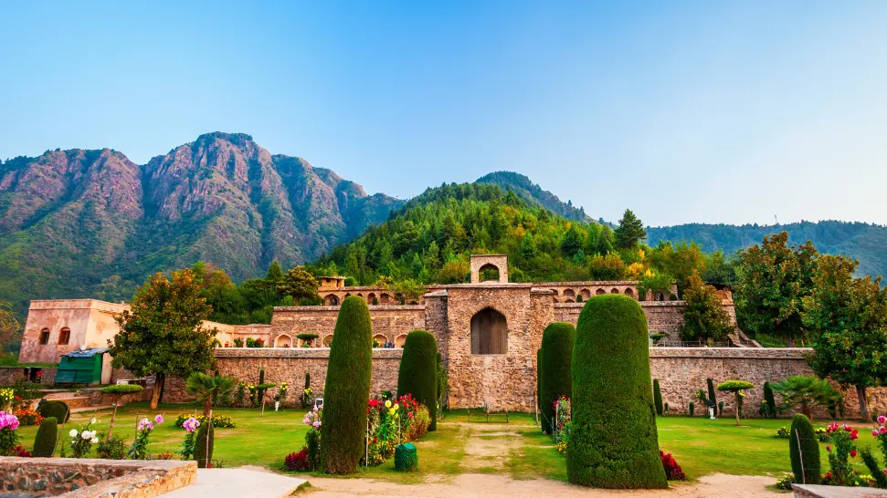 One Of The Best Places To Visit in Kashmir in April