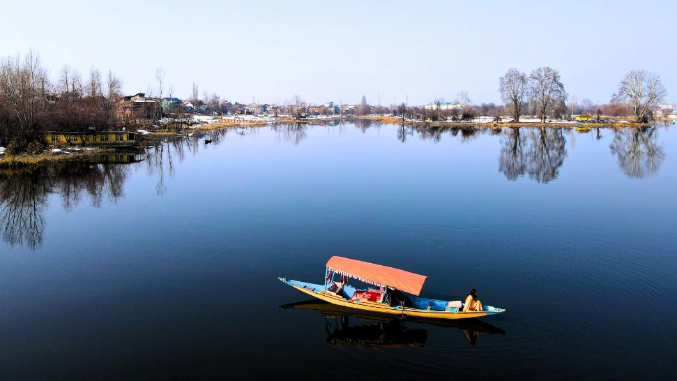 Shikara Ride is One of The Best Things to Do in Kashmir