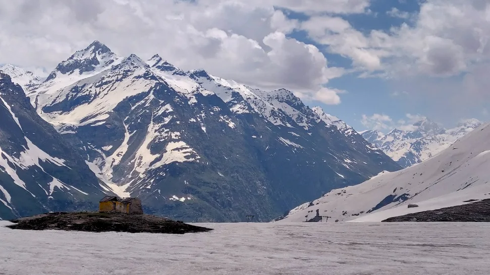 Rohtang Pass is one of the Best Places to visit for Snowfall in Manali in January