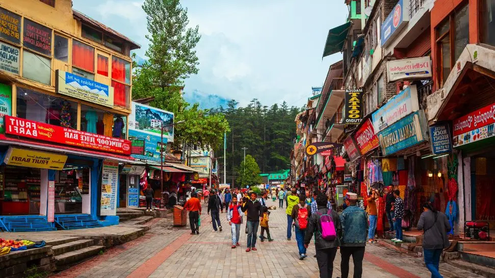 Manali Mall Road is one of the best place to visit in Manali in December