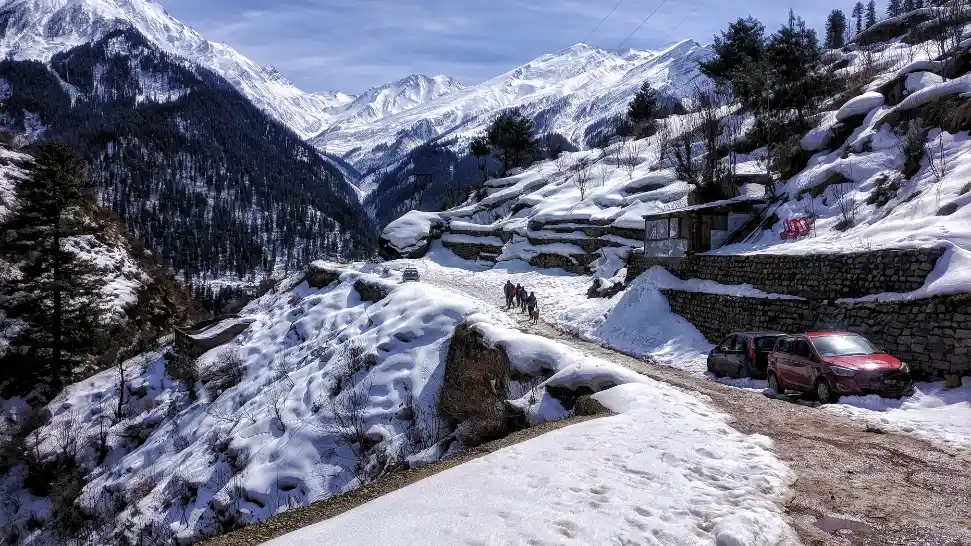 Manali snowfall scene near Old Manali and Solang mountains