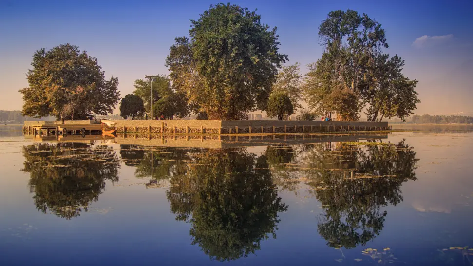 Char Chinar is one of the best places to visit in Srinagar