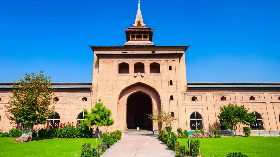 Jamia Masjid is one of the best places to visit in Srinagar