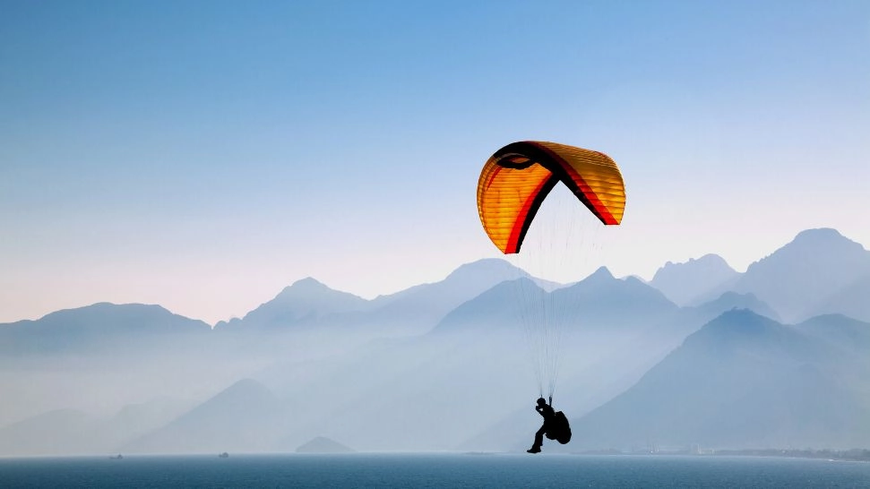 Paragliding is One of The Best Things to do in Kashmir